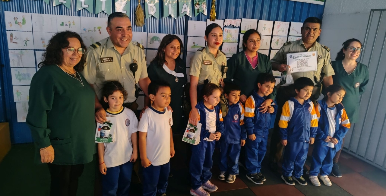 Carabineros realizan una charla para los alumnos/as de Kínder del Colegio Santa María Eufrasia